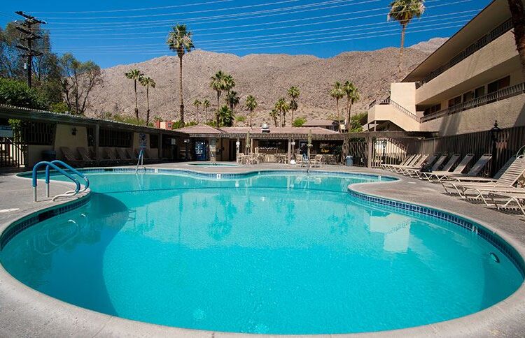 Vagabond Inn Palm Springs pool