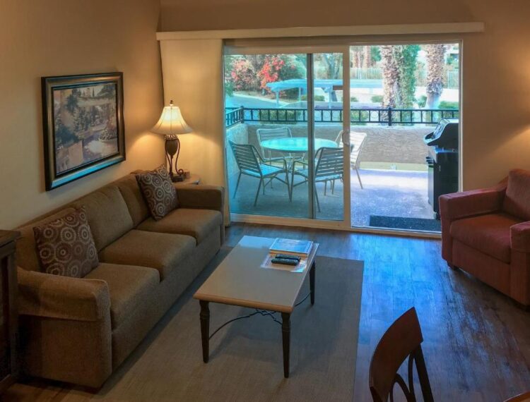 the-oasis-resort living room